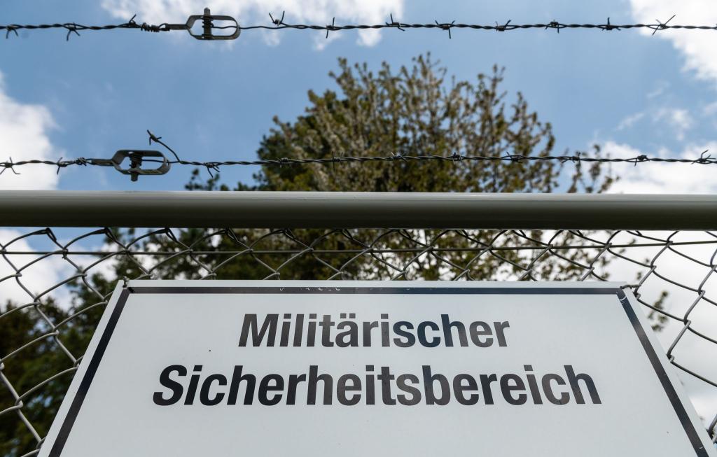 Schild mit der Aufschrift «Militärischer Sicherheitsbereich». - Foto: Silas Stein/dpa