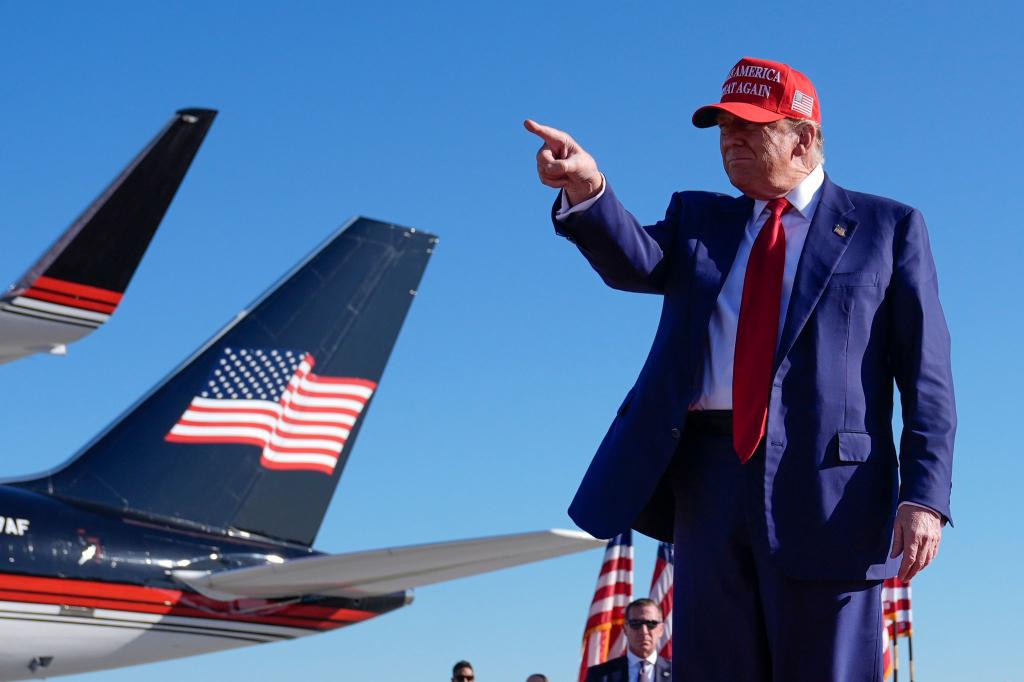 In gewohnter Pose und mit «MAGA»-Mütze: Der republikanische Präsidentschaftskandidat und Ex-Präsident Donald Trump beim Wahlkampf im US-Bundesstaat Michigan. - Foto: Paul Sancya/AP/dpa