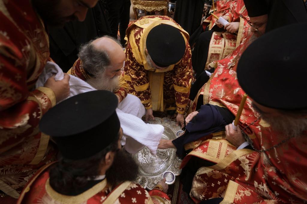 Der griechisch-orthodoxe Patriarch von Jerusalem Theophilos III. vollzieht die Zeremonie der Fußwaschung in der Grabeskirche. - Foto: Mahmoud Illean/AP
