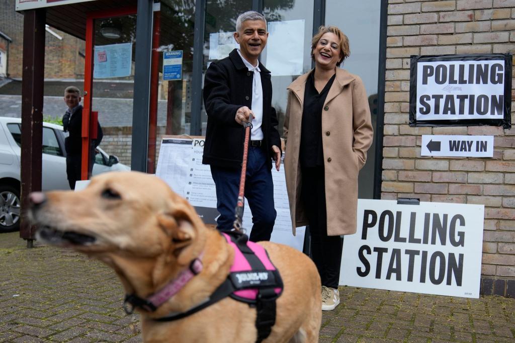 Londons Bürgermeister Sadiq Khan kommt mit seiner Frau Saadiya Ahmed und dem gemeinsamen Hund zur Stimmabgabe. - Foto: Kin Cheung/AP