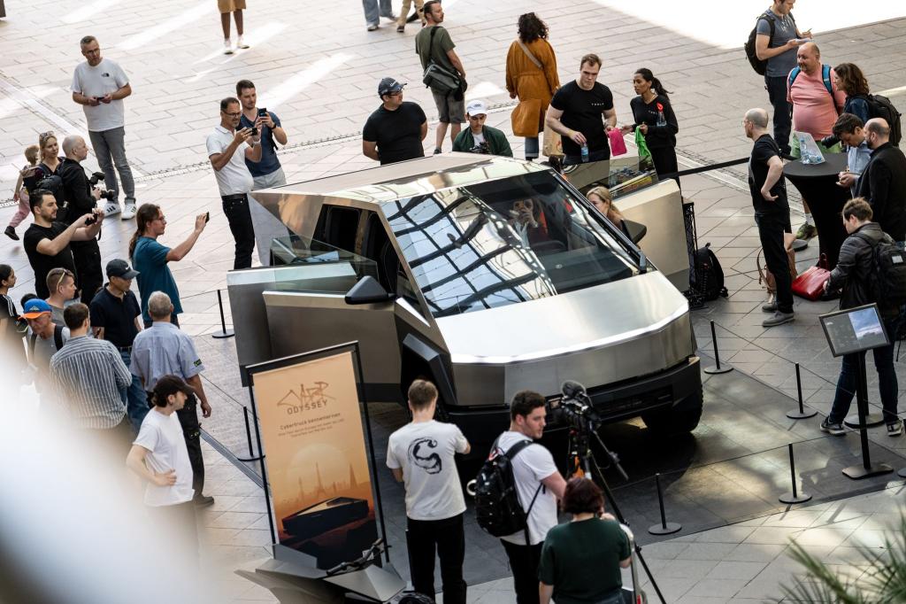 Teslas Cybertruck in der Mall of Berlin. Das Fahrzeug wird ab dieser Woche bis zum 7. Juli an über 100 Standorten in 20 Ländern zu sehen sein. - Foto: Fabian Sommer/dpa