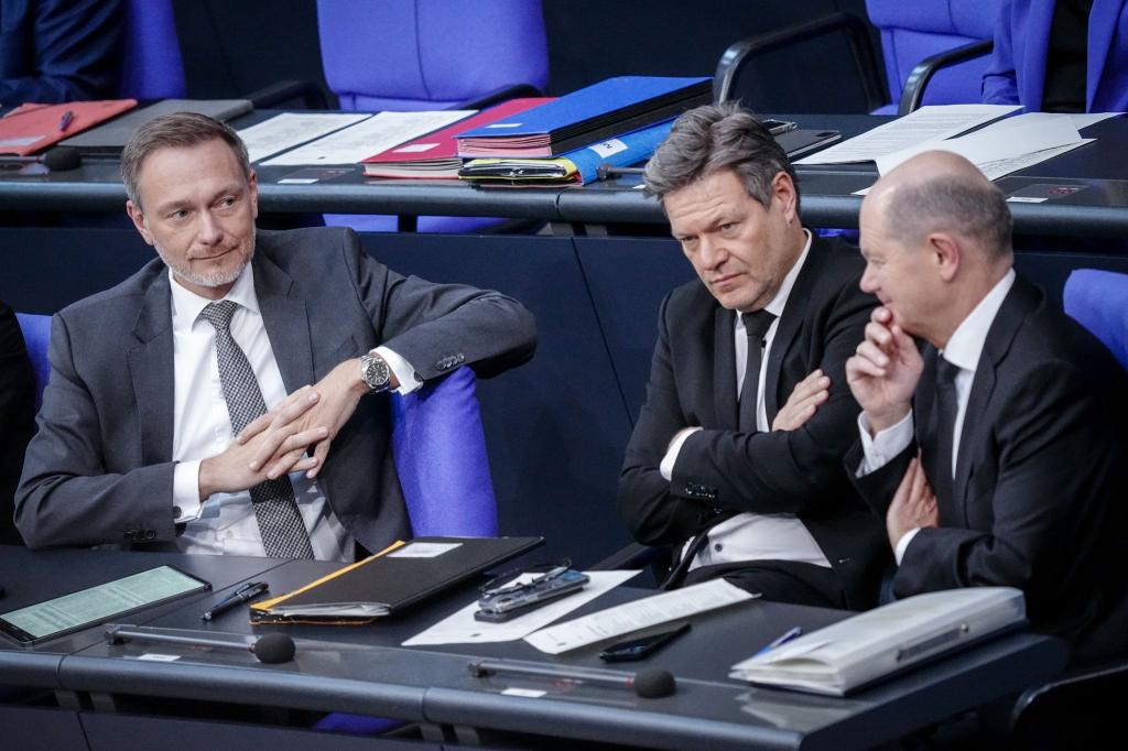 Christian Lindner, Robert Habeck und Olaf Scholz im Bundestag. - Foto: Kay Nietfeld/dpa
