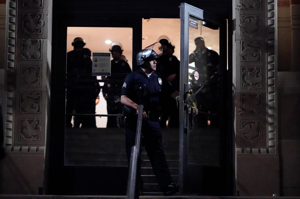 Polizei auf dem UCLA-Campus in der Nähe eines von pro-palästinensischen Demonstranten errichteten Lagers. - Foto: Ryan Sun/AP/dpa