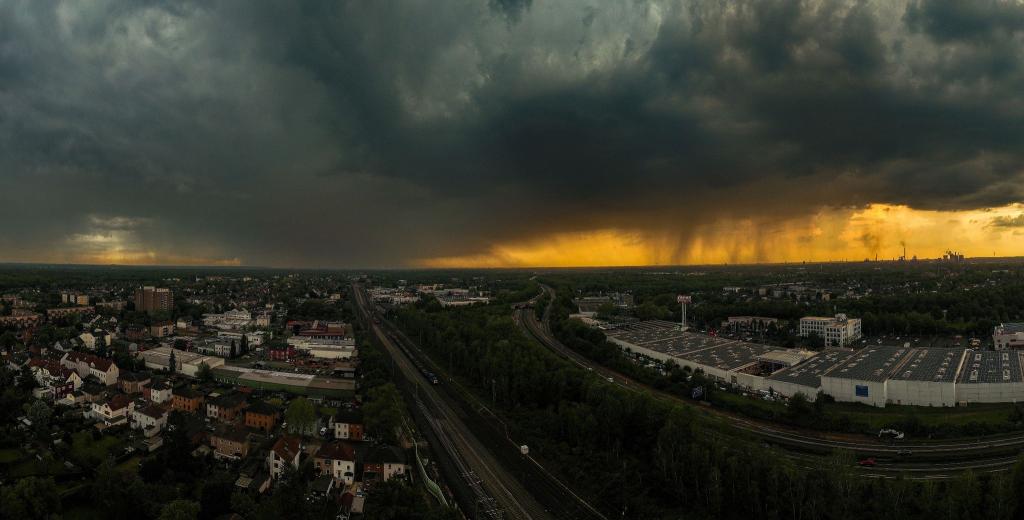 Über Duisburg hat sich der Himmel verdunkelt. - Foto: Christoph Reichwein/dpa