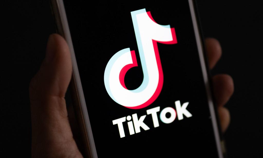 Tiktok erlaubt es Nutzern, ihre Videos mit Songs zu unterlegen und geht dafür Lizenzvereinbarungen mit der Musikbranche ein. - Foto: Monika Skolimowska/dpa