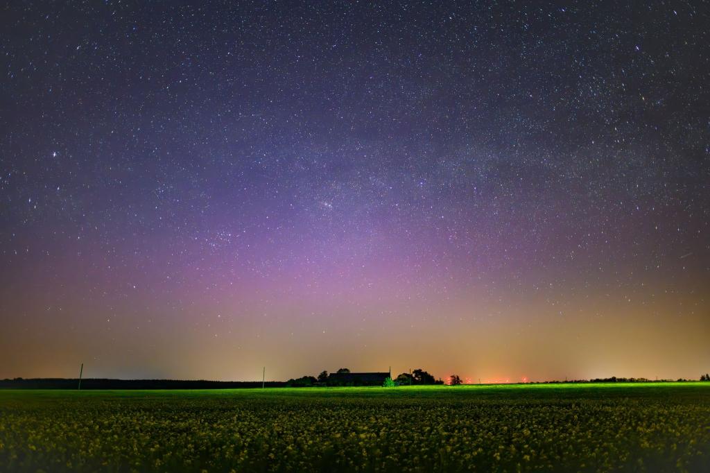 Lila leuchtet ein Polarlicht am Nachthimmel im Landkreis Märkisch-Oderland in Ostbrandenburg. Dieses Nordlicht (Aurora borealis) wurden durch eine Wolke elektrisch geladener Teilchen eines Sonnensturms in der Erdatmosphäre erzeugt. - Foto: Patrick Pleul/dpa