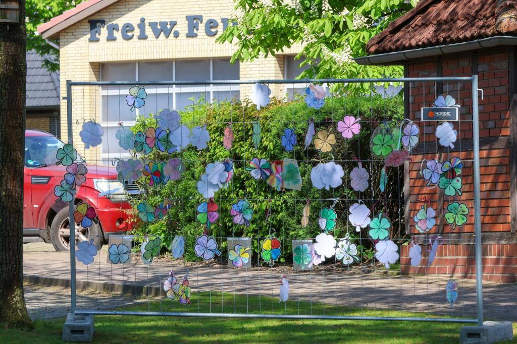 Vor dem Bürgerhaus in Bremervörde hängen gebastelte Kleeblätter mit Wünschen für den vermissten Arian. - Foto: Bodo Marks/dpa