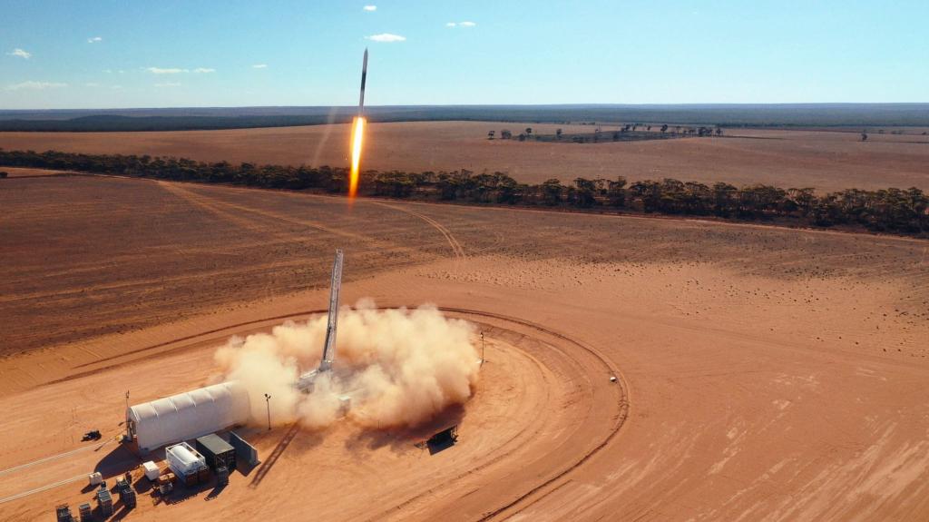 Ein deutsches Start-up hat eine zwölf Meter lange Rakete entwickelt, die quasi mit Kerzenwachs fliegt. Nun wurde sie in Australien getestet. - Foto: Hiimpulse/dpa