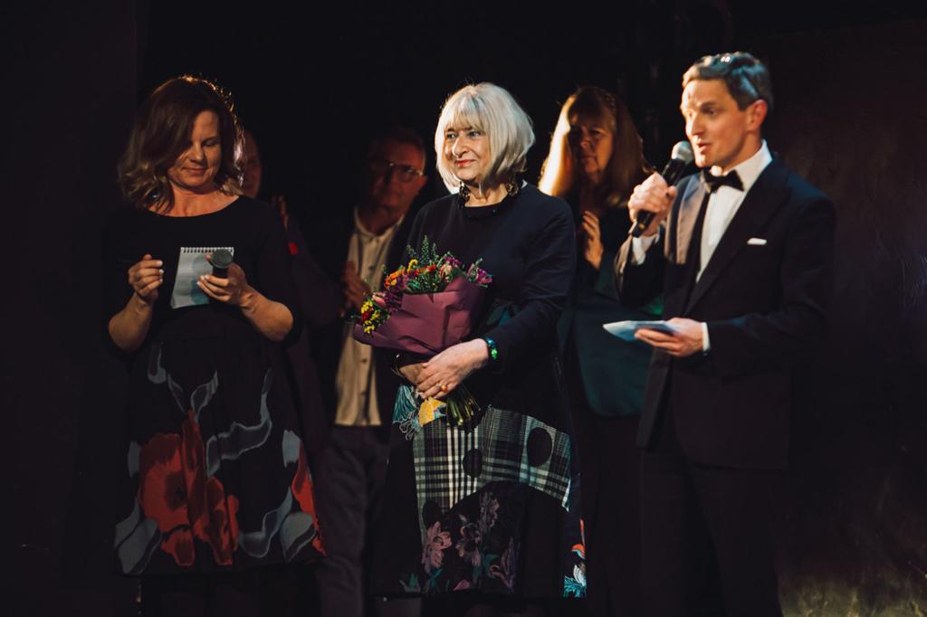 Die Holocaust-Überlebende Elzbieta Ficowska (Mitte) hält Blumen nach einer Vorstellung des Musicals «Irena». - Foto: Karpati & Zarewicz/dpa