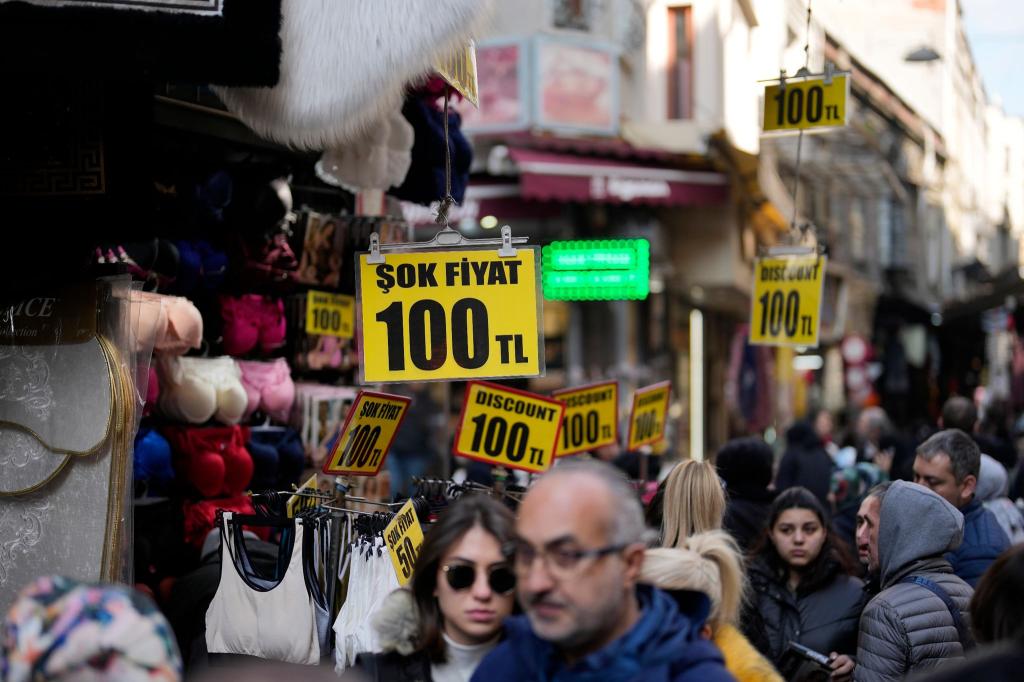 Preise werden in einem Bekleidungsgeschäft im Eminonu-Geschäftsviertel angezeigt. - Foto: Khalil Hamra/AP/dpa