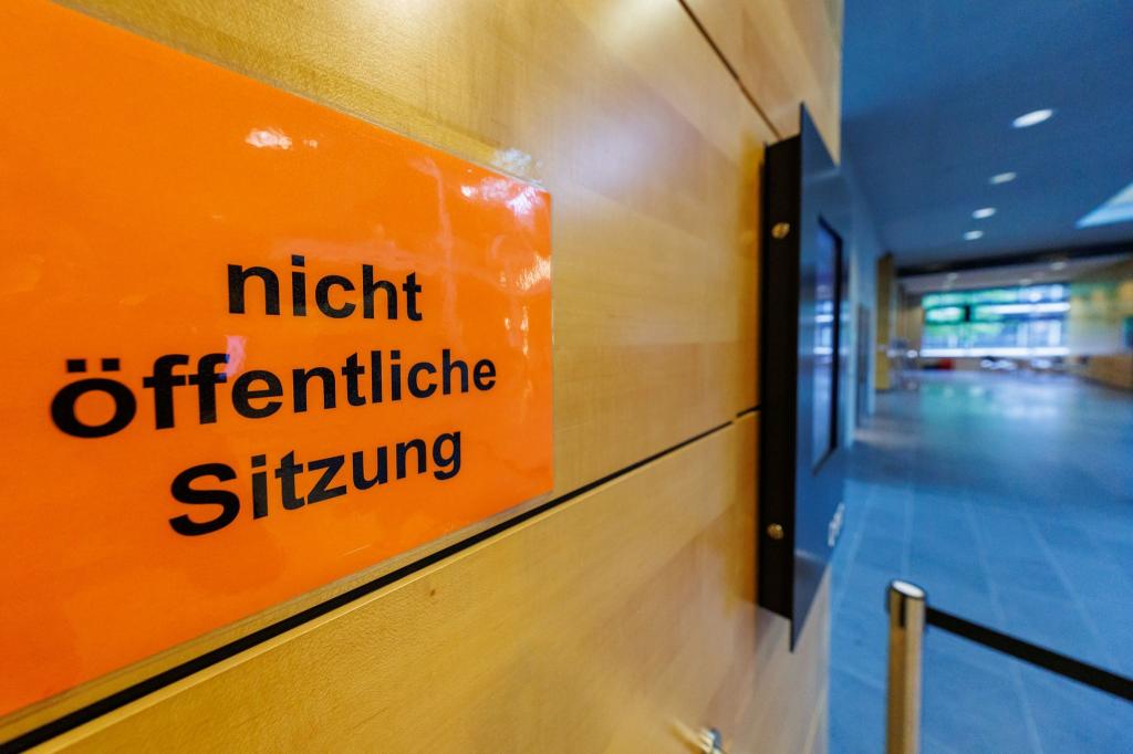 Der Prozess in Würzburg findet unter Ausschluss der Öffentlichkeit statt. - Foto: Daniel Karmann/dpa