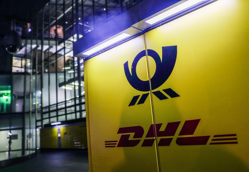 Der Logistikkonzern DHL kommt auf seinem Elektrokurs voran. Das wurde nun auf der Hauptversammlung in Bonn mitgeteilt. - Foto: Oliver Berg/dpa