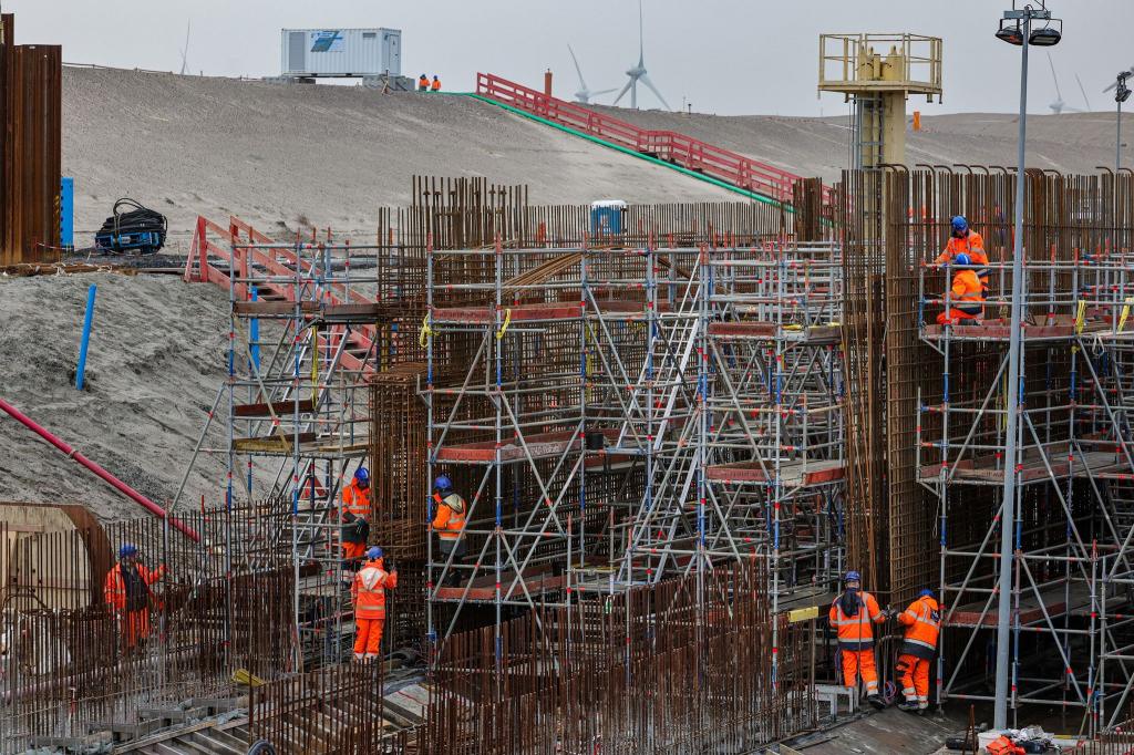 Blick auf die Bauarbeiten der Ostseetunnel-Baustelle in Puttgarden auf der Insel Fehm. - Foto: Ulrich Perrey/dpa