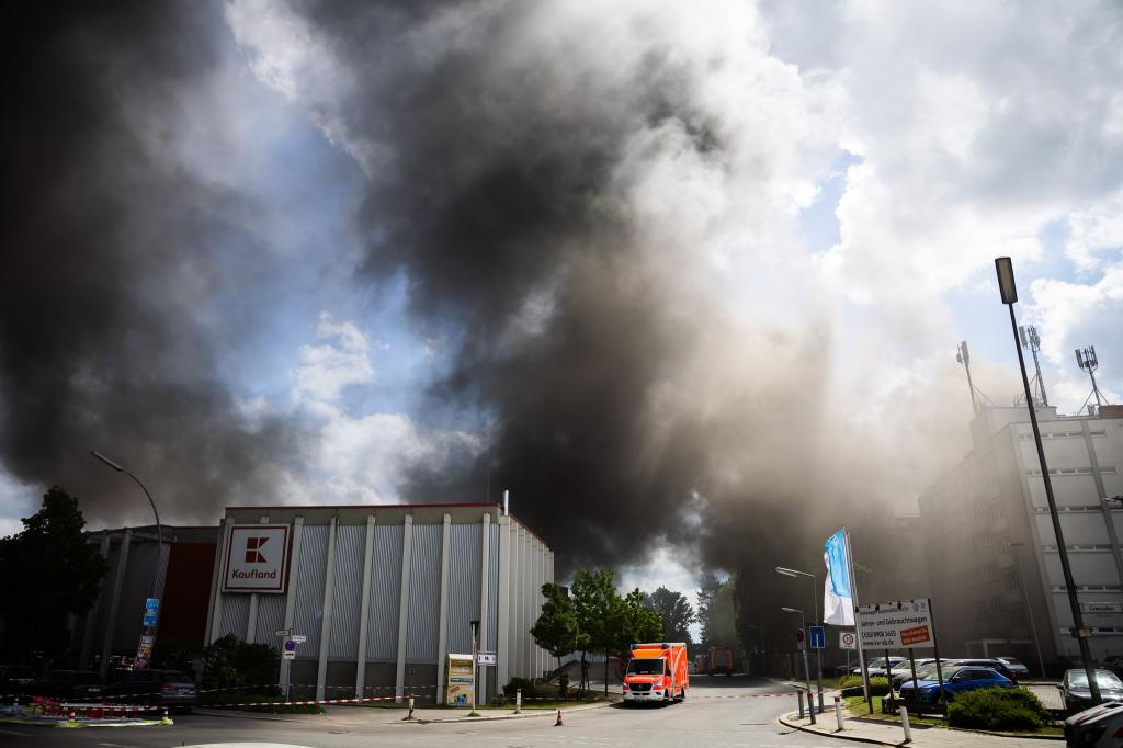 Dunkler Rauch steigt bei einem Brand in Berlin-Lichterfelde auf. Die Feuerwehr warnt vor gefährlichen Rauchgasen. - Foto: Christoph Soeder/dpa