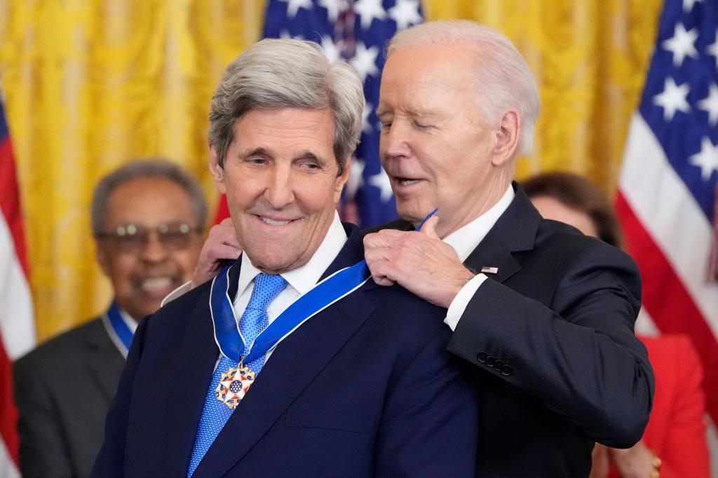 US-Präsident Joe Biden verleiht die höchste zivile Auszeichnung der Nation, die Presidential Medal of Freedom, an den ehemaligen US-Außenminister John Kerry. - Foto: Alex Brandon/AP/dpa