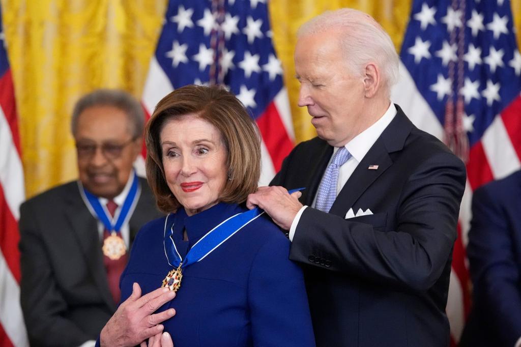 US-Präsident Joe Biden verleiht die Presidential Medal of Freedom an die Abgeordnete Nancy Pelosi. - Foto: Alex Brandon/AP/dpa
