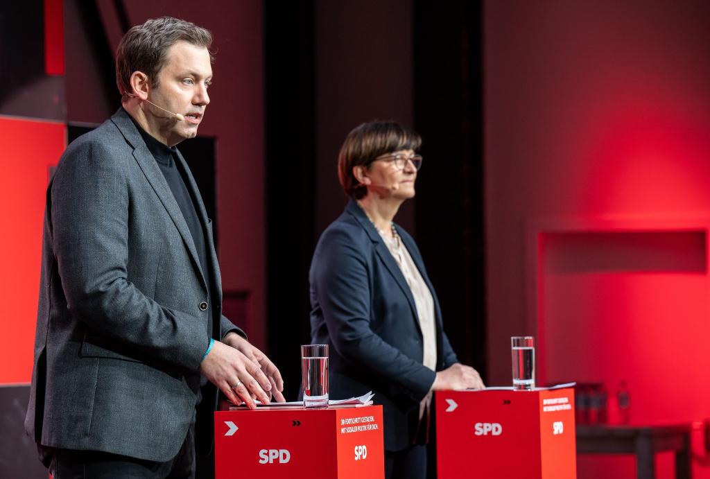 Die SPD-Vorsitzenden Saskia Esken (r) und Lars Klingbeil äußern sich bei einer Pressekonferenz zu der Klausur des SPD-Präsidiums. - Foto: Bernd von Jutrczenka/dpa