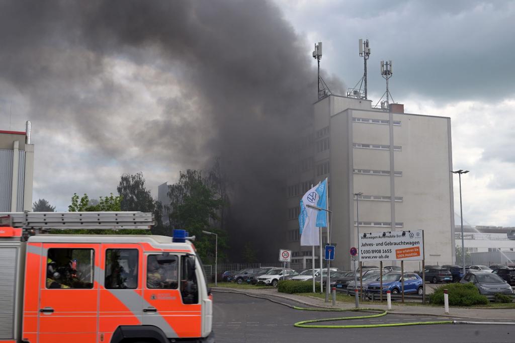 Rauch verhüllt ein Gebäude in Berlin-Lichtenfelde. Bei einem Großbrand in einer Firma für Metalltechnik hat sich am Freitag eine riesige Rauchwolke über dem Westen der Stadt gebildet. - Foto: Michael Bahlo/dpa
