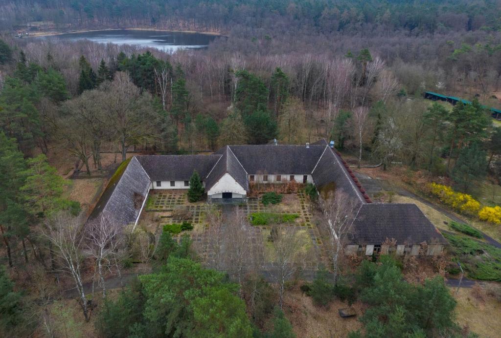 Die ehemalige Villa von Reichpropaganda-Minister Joseph Goebbels auf dem Areal am Bogensee, - Foto: Patrick Pleul/dpa
