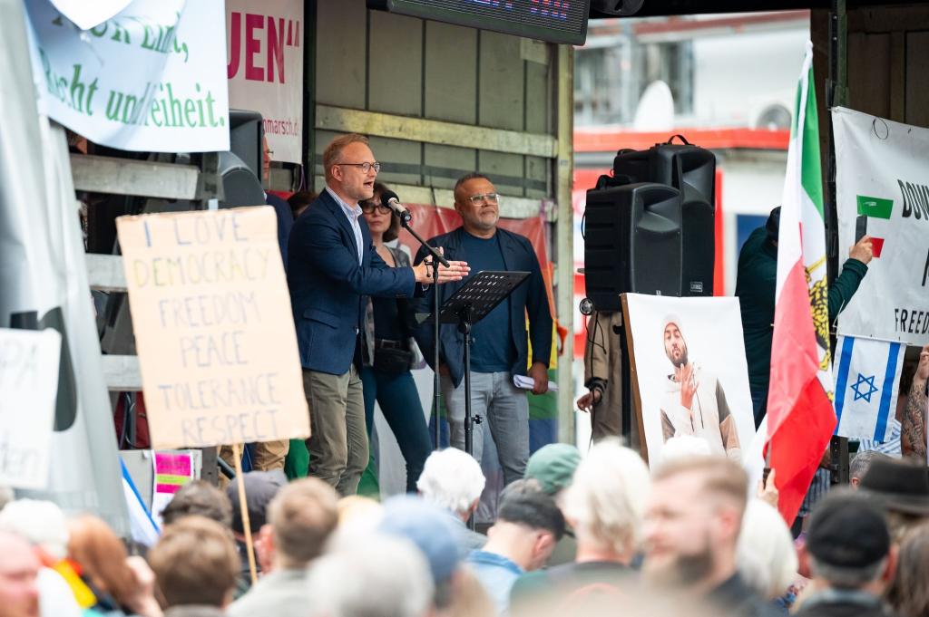 Am Samstag vergangene Woche haben bei einer Islamisten-Demo in Hamburg Rufe nach einem Kalifat bundesweit für Empörung gesorgt. Als Antwort versammeln sich rund 800 Menschen an gleicher Stelle, um gegen Islamismus und Antisemitismus zu demonstrieren. Dabei sprach auch Michael Kruse (M, FDP). - Foto: Jonas Walzberg/dpa
