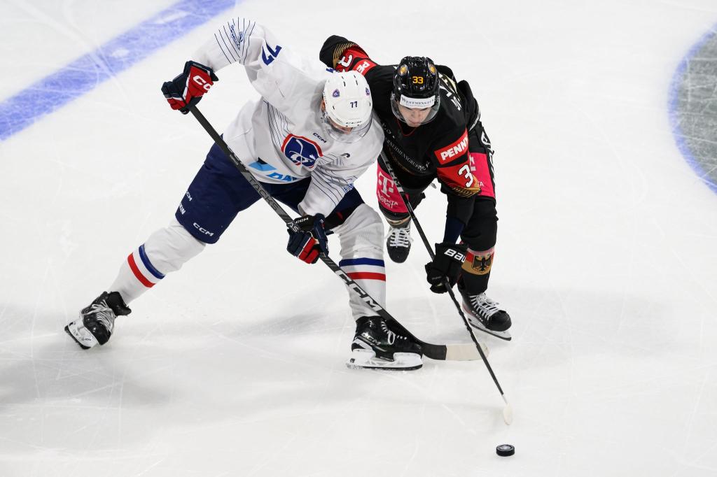 Die DEB-Auswahl um NHL-Profi JJ Peterka (r) musste sich Frankreich geschlagen geben. - Foto: Swen Pförtner/dpa