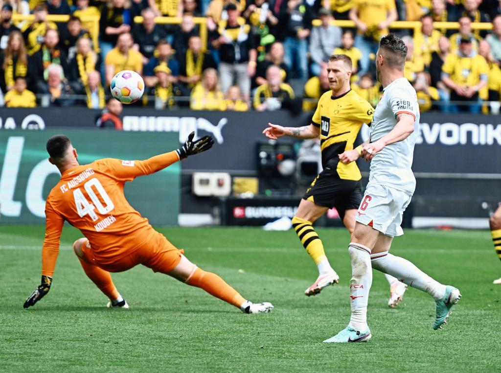 Dortmunds Marco Reus (M) erzielte beim Sieg gegen Augsburg das Tor zum zwischenzeitlichen 4:1. - Foto: Bernd Thissen/dpa