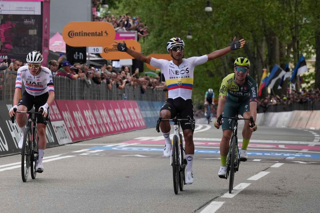 Verpasste auf der ersten Giro-Etappe knapp den Sieg: Maximilian Schachmann (r). - Foto: Gian Mattia D'Alberto/LaPresse/AP/dpa