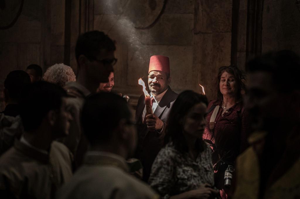 In der Grabeskirche in Jerusalems Altstadt findet die Zeremonie des Heiligen Feuers statt. Dort versammeln sich orthodoxe Christen, so wie diese Teilnehmer. - Foto: Ilia Yefimovich/dpa