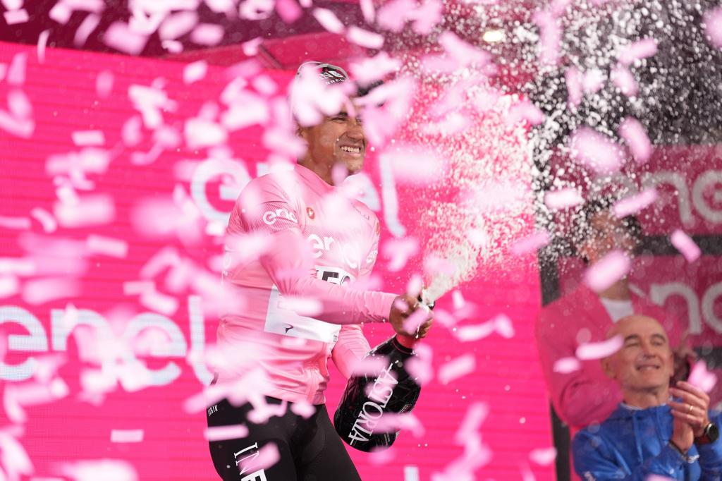 So sehen Sieger aus: Jhonatan Narváez aus Ecuador freut sich auf dem Podium über seinen Erfolg auf der ersten Etappe des Giro d'Italia von Venaria Reale nach Turin. - Foto: Massimo Paolone/LaPresse via ZUMA Press/dpa