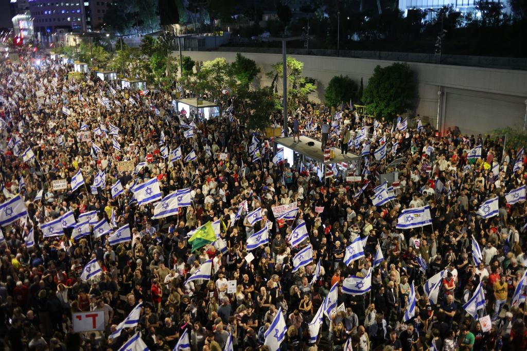Zu Tausenden gingen Angehörige von Geiseln und ihre Unterstützer in Tel Aviv auf die Straße um Druck auf die eigene Regierung auszuüben. - Foto: Ilia Yefimovich/dpa