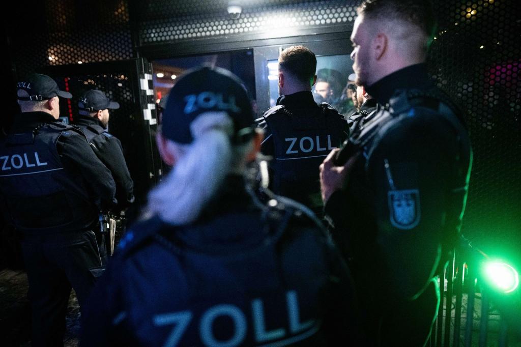 Beamte des Zoll stehen während einen Razzia vor einem Club. - Foto: Fabian Strauch/dpa