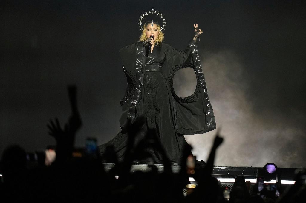 Madonna tritt in der letzten Show ihrer "The Celebration Tour" am Strand der Copacabana auf. - Foto: Silvia Izquierdo/AP
