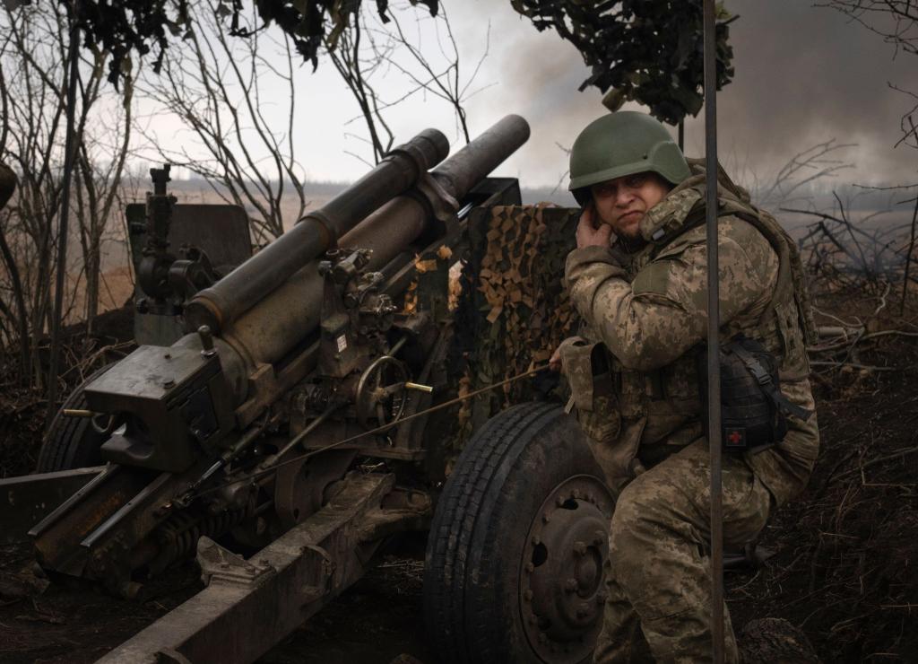 Ukrainische Soldaten der 71. Jägerbrigade feuern eine Haubitze M101 auf russische Stellungen an der Frontlinie ab. - Foto: Efrem Lukatsky/AP/dpa