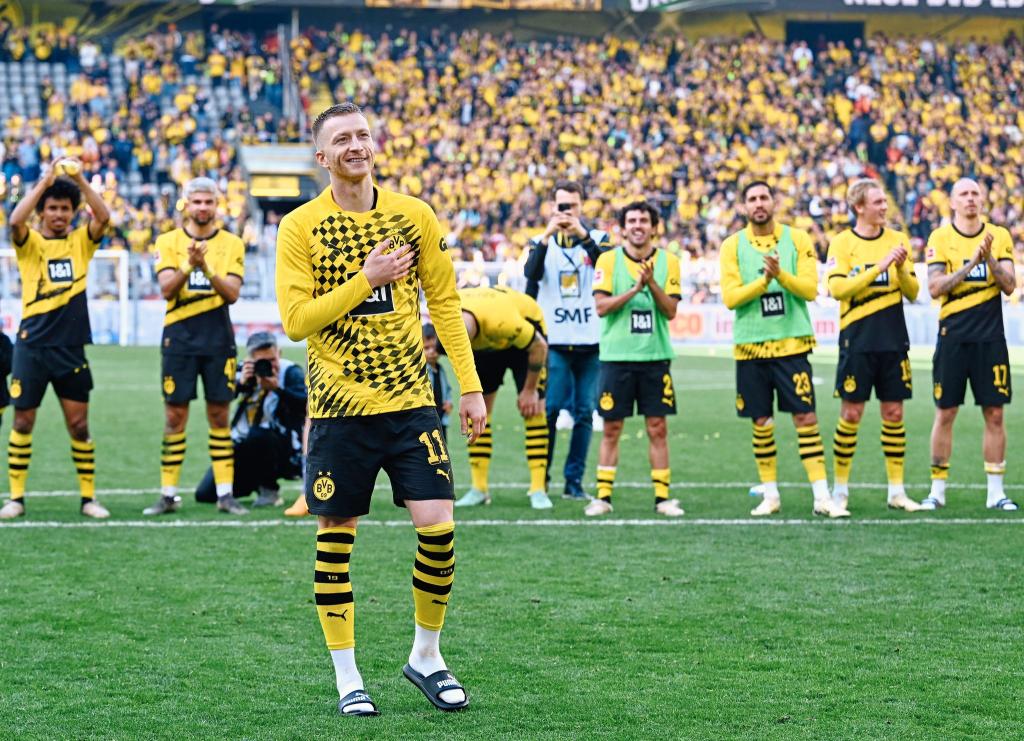 Marco Reus bedankt sich bei den Dortmunder Fans. - Foto: Bernd Thissen/dpa