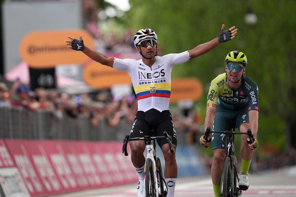 Maximilian Schachmann (r) kam auf der 1. Etappe des Giro d'Italia hinter Jhonatan Narváez als Zweiter ins Ziel. - Foto: Massimo Paolone/LaPresse via ZUMA Press/dpa