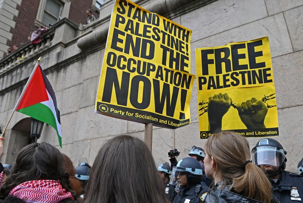 Palästinensische Unterstützer protestierten in der Nähe der Columbia University. - Foto: Andrea Renault/ZUMA Press Wire/dpa