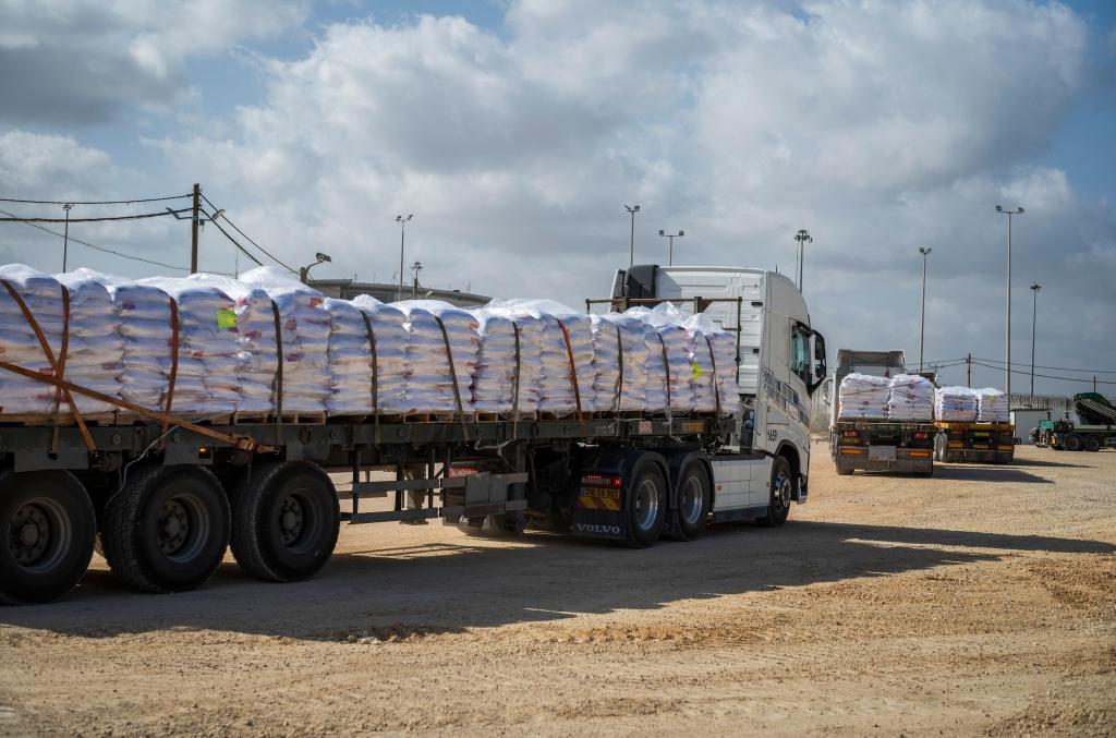 Große Laster überqueren den Grenzübergang Erez, um humanitäre Hilfe in den Gazastreifen zu bringen. - Foto: Ilia Yefimovich/dpa