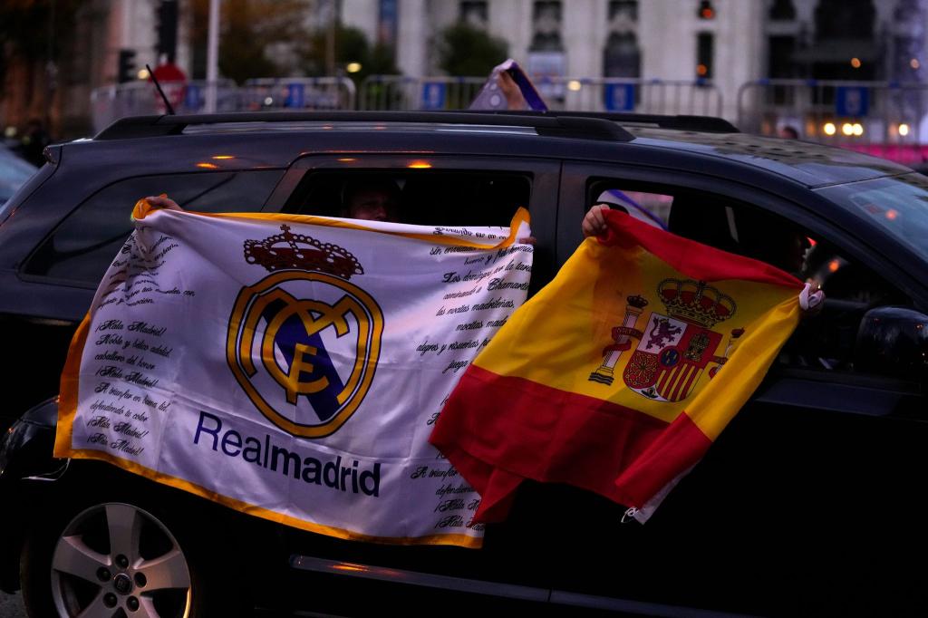 Die Fans von Real Madrid feiern auf dem Cibeles-Platz nachdem ihre Mannschaft den Titel in der La Liga gewonnen hat. - Foto: Manu Fernandez/AP