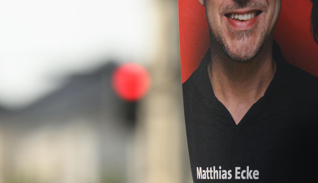 Ein Wahlplakat des sächsischen SPD-Spitzenkandidaten zur Europawahl, Matthias Ecke hängt an der Schandauer Straße im Stadtteil Striesen an einem Laternenmast. - Foto: Robert Michael/dpa