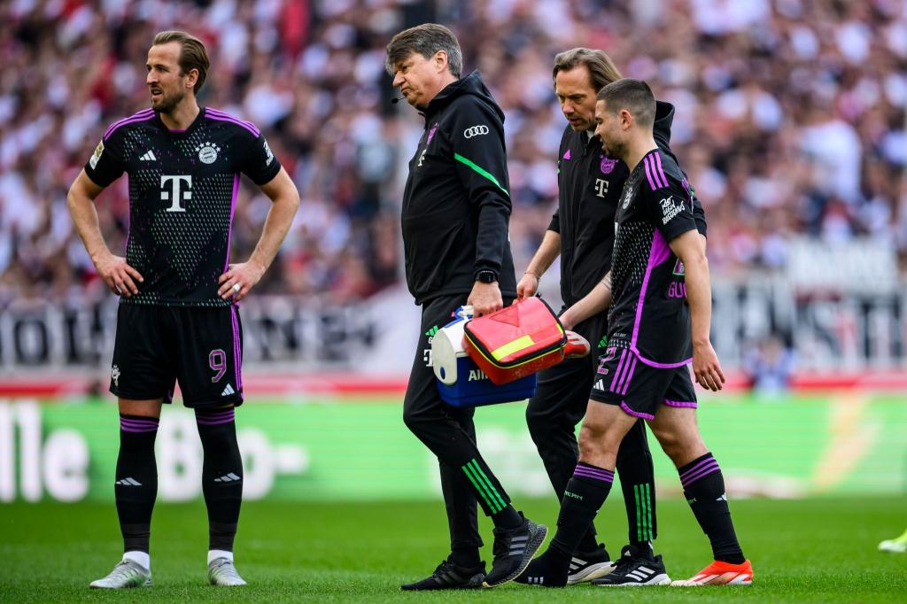 Bayern Münchens Raphael Guerreiro (r) musste verletzt ausgewechselt werden. - Foto: Tom Weller/dpa