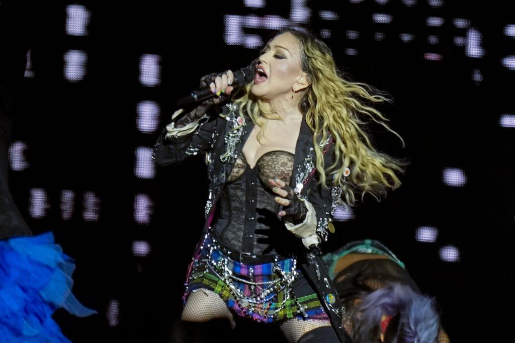 Madonna tritt in der letzten Show ihrer "The Celebration Tour" am Strand der Copacabana auf. - Foto: Silvia Izquierdo/AP