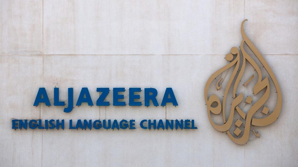 Der Schriftzug und das Logo des arabischen Nachrichtensenders Al-Dschasira sind auf dem Gelände des Unternehmens zu sehen. - Foto: Tim Brakemeier/dpa
