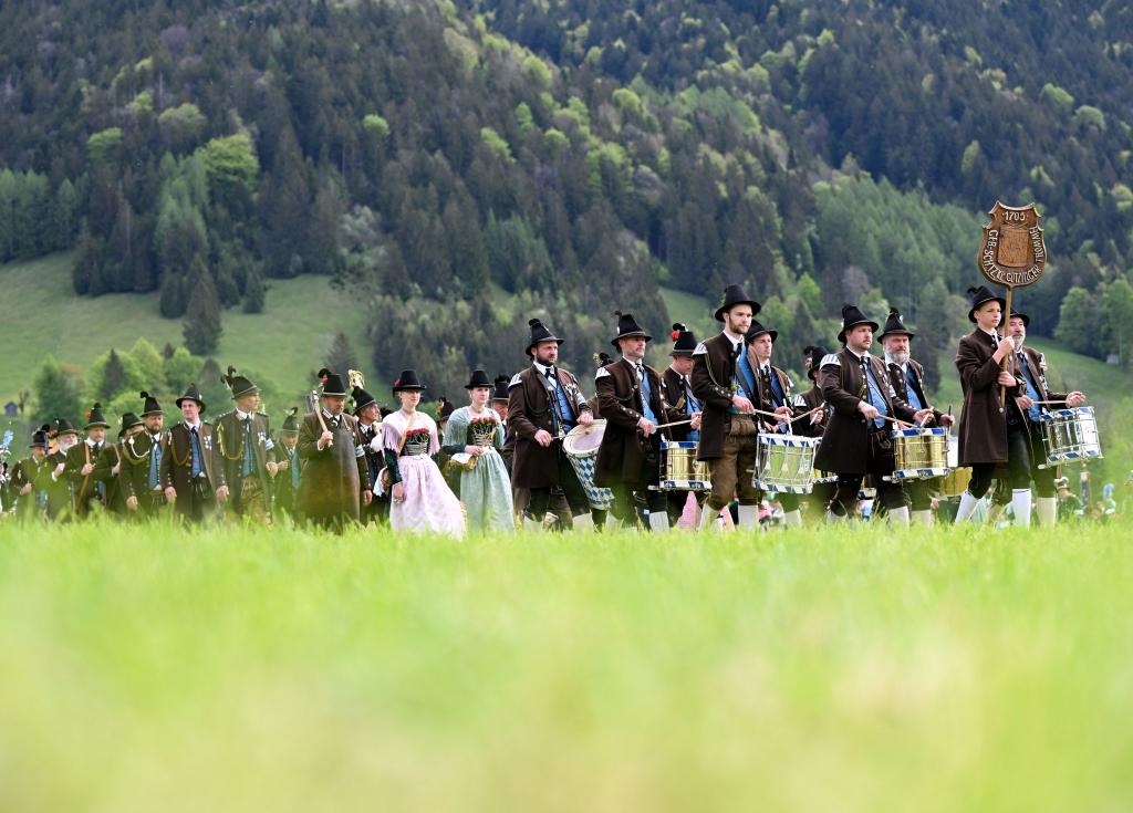 Im bayrischen Lenggries feiern Menschen den Patronatstag. Sie marschieren in Trachten durch die Landschaft und feiern die Muttergottes, die ihre Schutzpatronin ist. - Foto: Angelika Warmuth/dpa