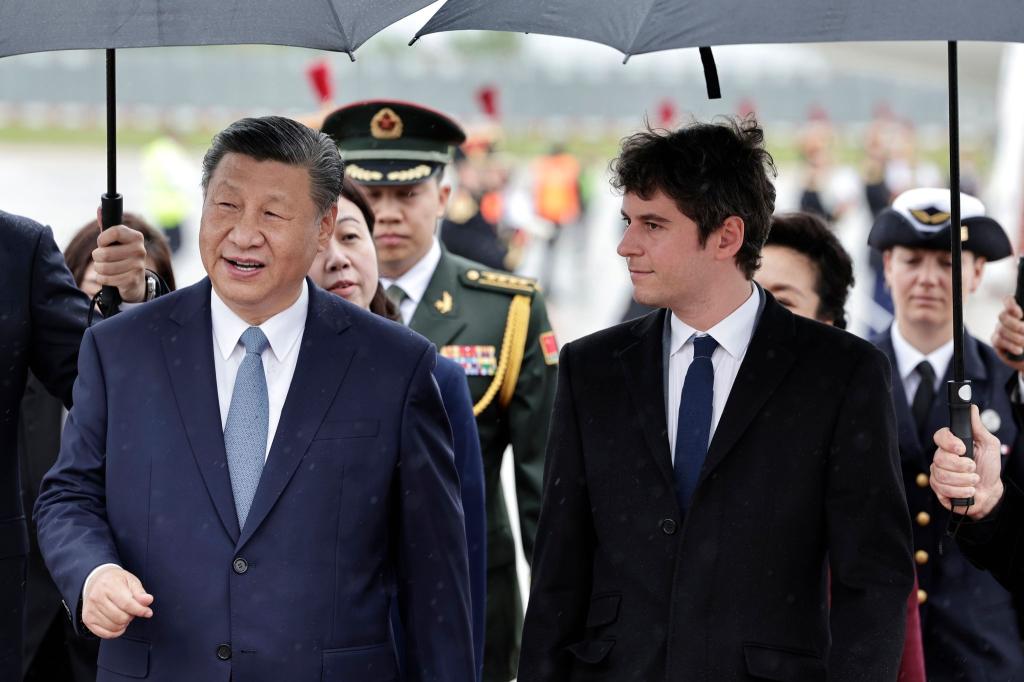 Staatsbesuch in Frankreich: Xi Jinping, Präsident von China, wird am Flughafen in Orly vom französischen Premierminister Gabriel Attal empfangen. - Foto: Stephane de Sakutin/POOL AFP/AP/dpa