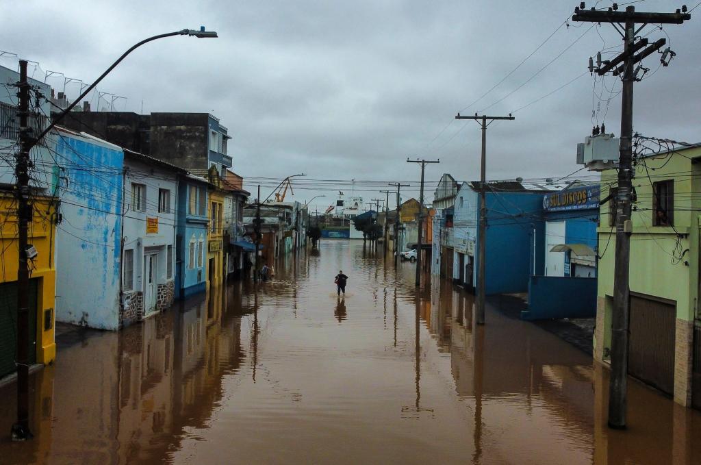 Tagelanger Regen hat die Gegend um Porto Alegre überflutet. - Foto: Carlos Macedo/AP/dpa