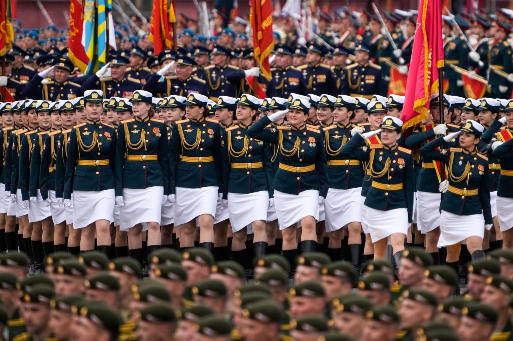 Russische Soldatinnen marschieren während einer Generalprobe auf dem Roten Platz in Moskau. Russland feiert jedes Jahr am 9. Mai den Sieg im Zweiten Weltkrieg mit einer Militärparade. - Foto: Alexander Zemlianichenko/AP/dpa