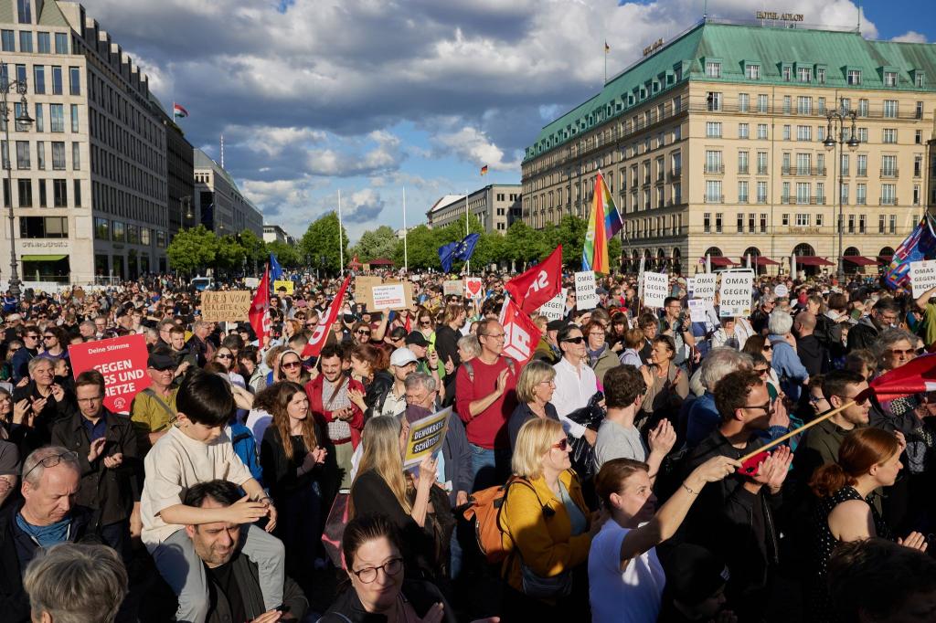 Nach dem Angriff auf den SPD-Europaabgeordneten Ecke findet vor dem Brandenburger Tor eine Solidaritätskundgebung statt. - Foto: Joerg Carstensen/dpa
