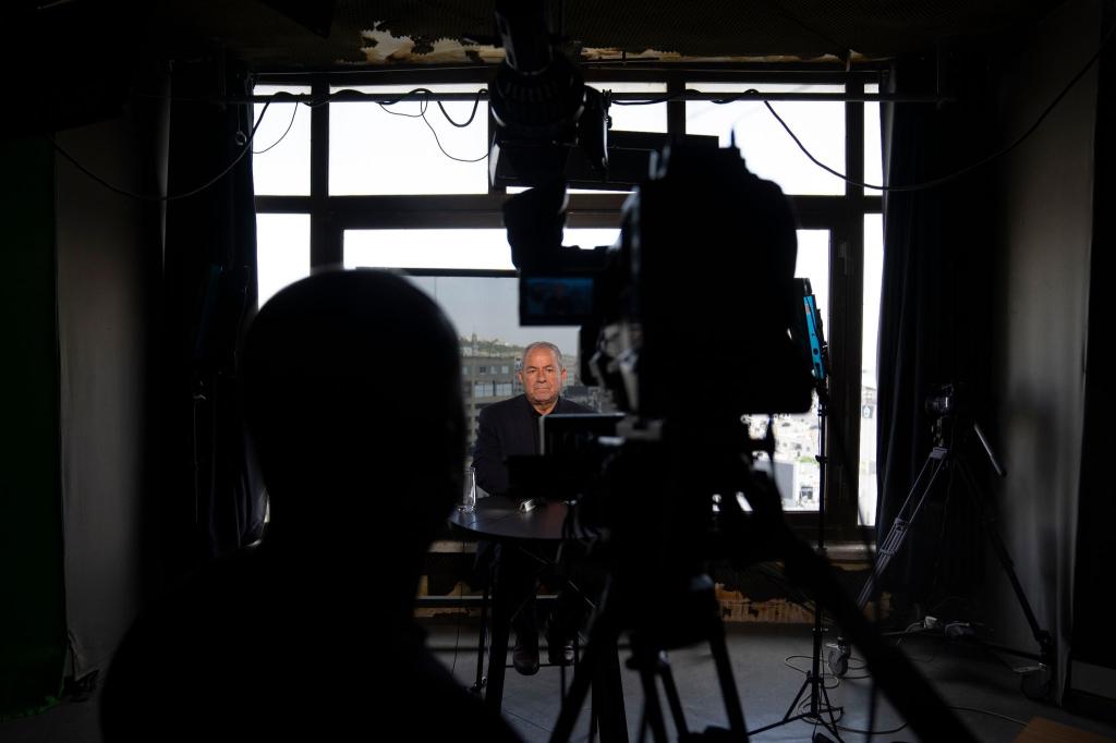 Nehad Abu Ghoush, palästinensischer Politikwissenschaftler, Live bei Al-Dschasira - Israel hat die Schließung des arabischen TV-Senders im Land verfügt. - Foto: Nasser Nasser/AP/dpa