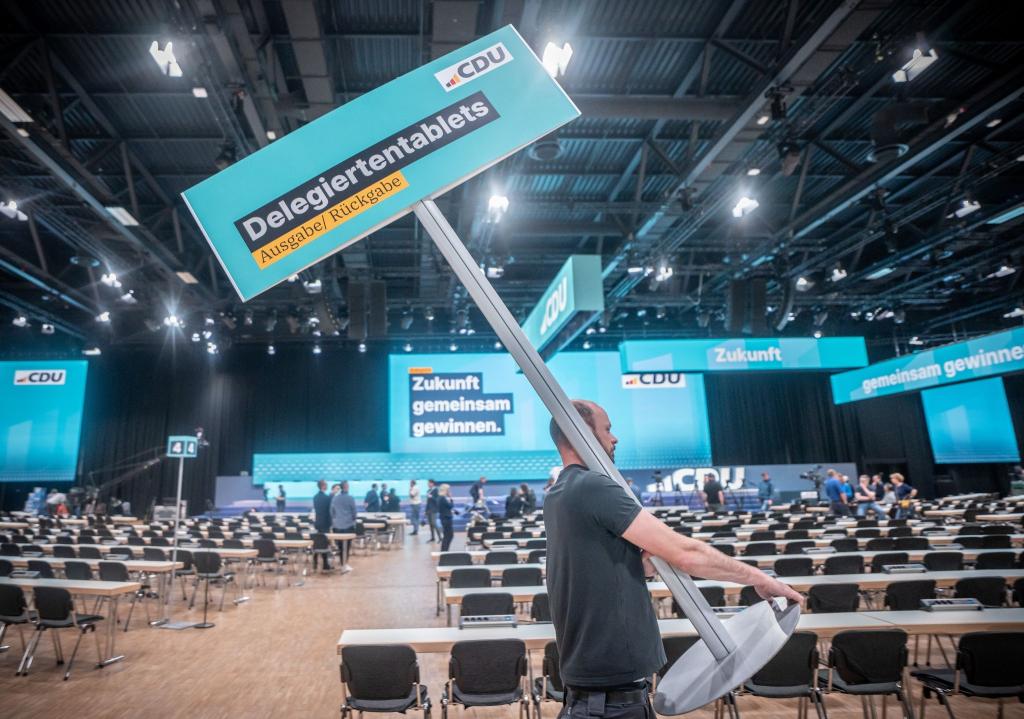 Drei Tage lang beraten die Delegierten beim CDU-Bundesparteitag und stimmen über ein neues Grundsatzprogramm der Union ab. - Foto: Michael Kappeler/dpa