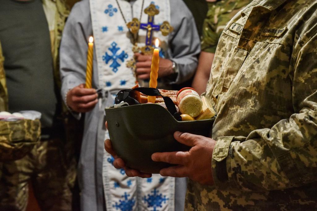 Die Ukrainer feiern das orthodoxe Osterfest, und die Soldaten der ukrainischen Streitkräfte halten sich auch an der Front an die nationalen Traditionen. - Foto: Andriy Andriyenko/SOPA Images via ZUMA Press Wire/dpa